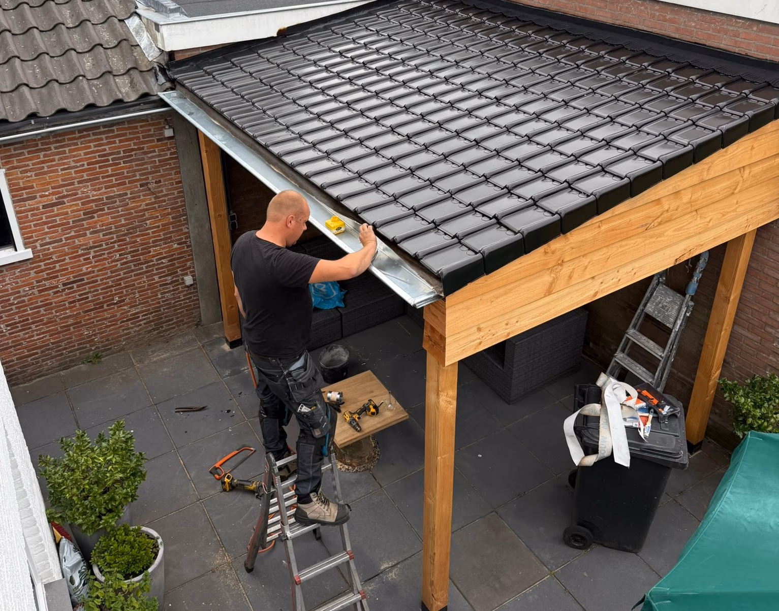 Dakdekker aan het werk